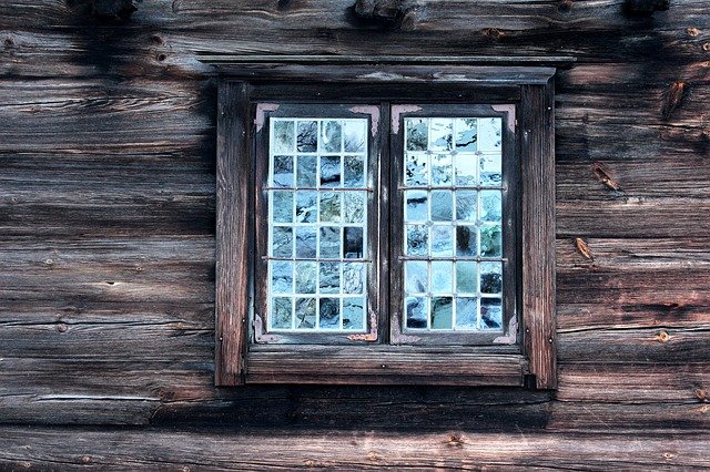 okno v dřevěném domě
