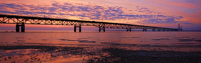 most nad vodou při západu slunce