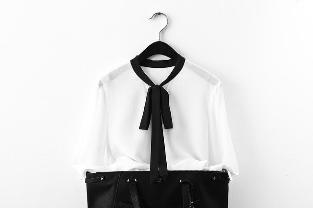 černobílý oblek