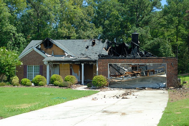 dům po požáru